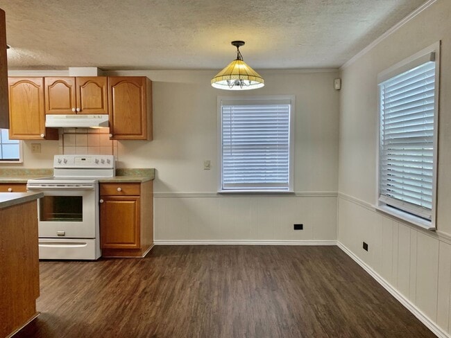 Building Photo - Spacious updated 3 bedroom, 2 bathroom hom...