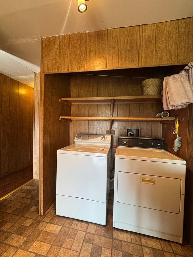 Building Photo - Spacious Pet-Friendly Rental on 3 Acres — ...