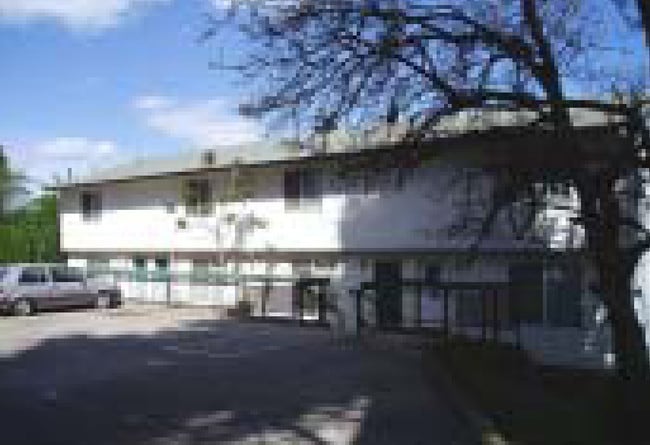 Alternate Building View 1 - 2 Parkrose 4 Plexes