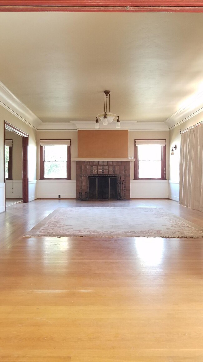 Building Photo - 515 5th St