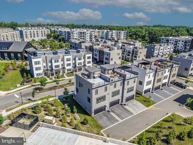 Building Photo - 300 Squire Dr