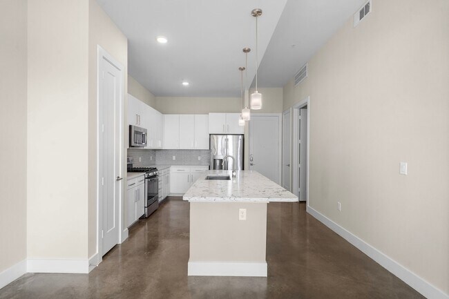 Building Photo - 1825 N San Jacinto Street Unit 641