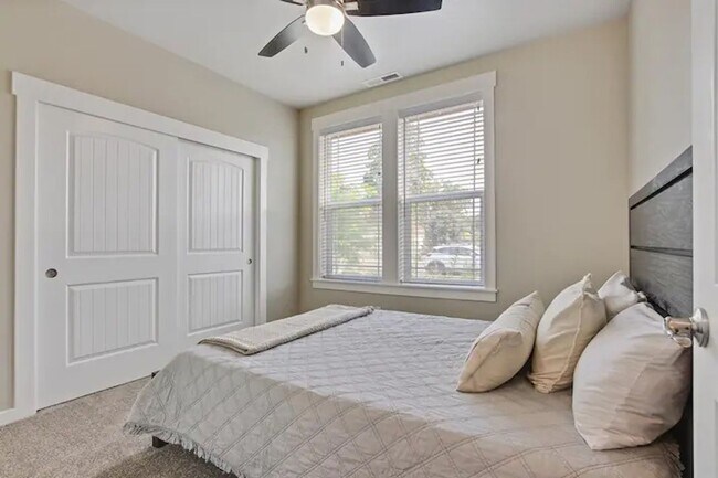 Building Photo - Beautiful 3 bedroom Single Level Home _ Pe...