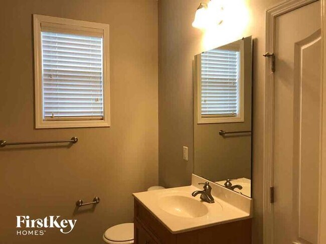 Building Photo - 1988 Sinclair Trce