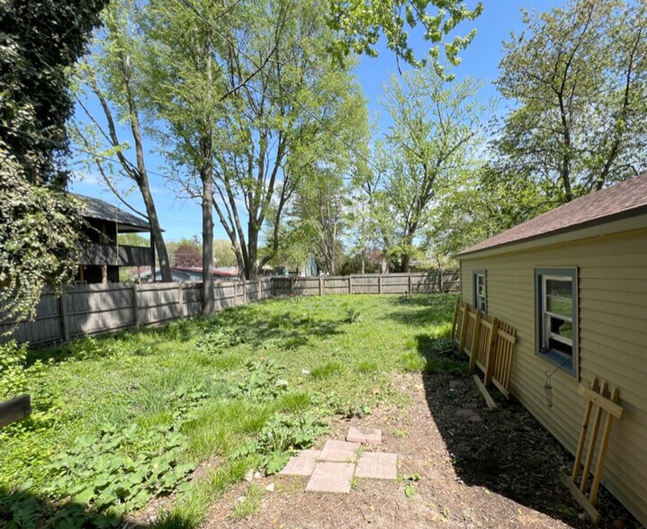 Building Photo - 506 S Poplar St