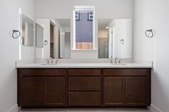 Building Photo - 4 BED | 3 BATH | SINGLE-STORY