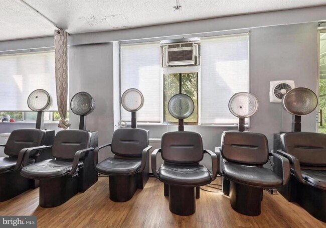 Building Photo - 6621 Wakefield Dr