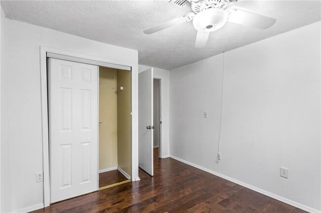 Building Photo - 8827 Applegate Ln