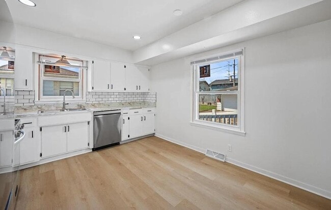 Building Photo - 6531 N Landers St