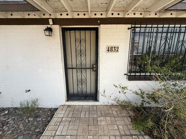 Building Photo - 4832 E 24th St