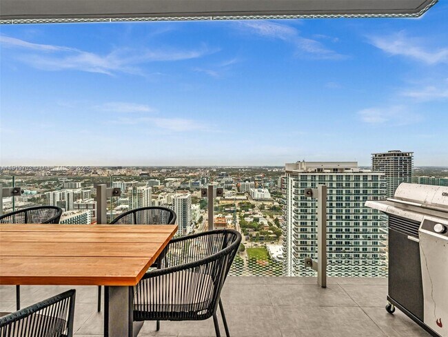 Building Photo - 700 NE 26th Terrace