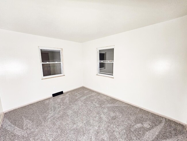 Building Photo - 241 Cluster Ave