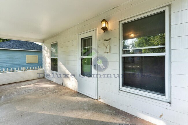Building Photo - Remodeled 3BR + Flex Room | Steps from Leo...