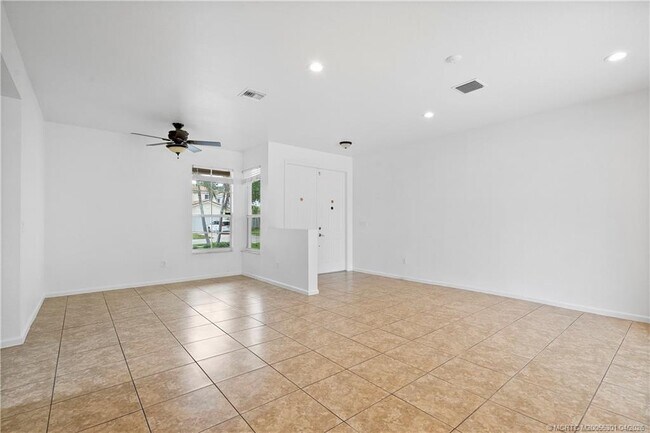 Building Photo - 2736 SW Butterfly Ln