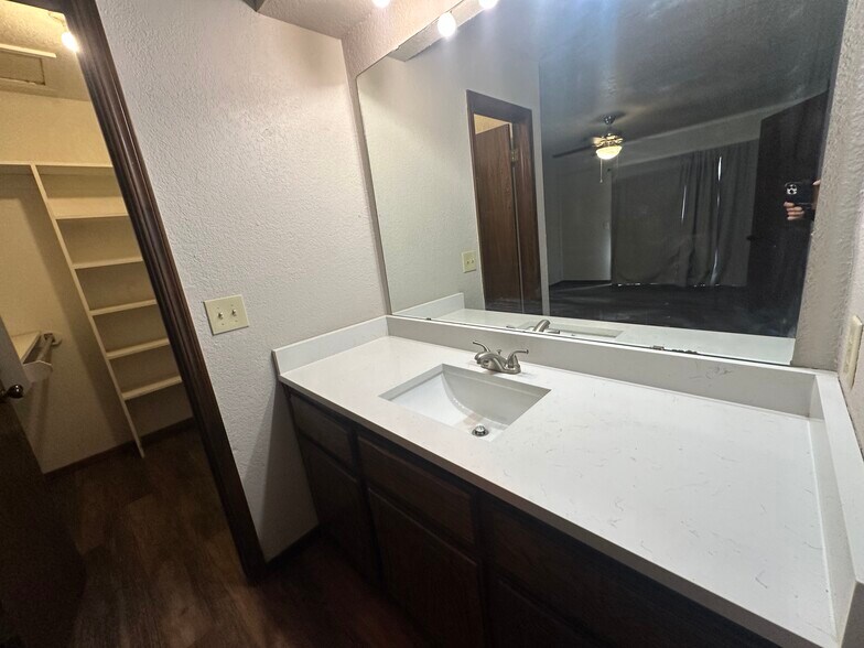 Master vanity plus closet - 6107 Gaelic Glen Dr