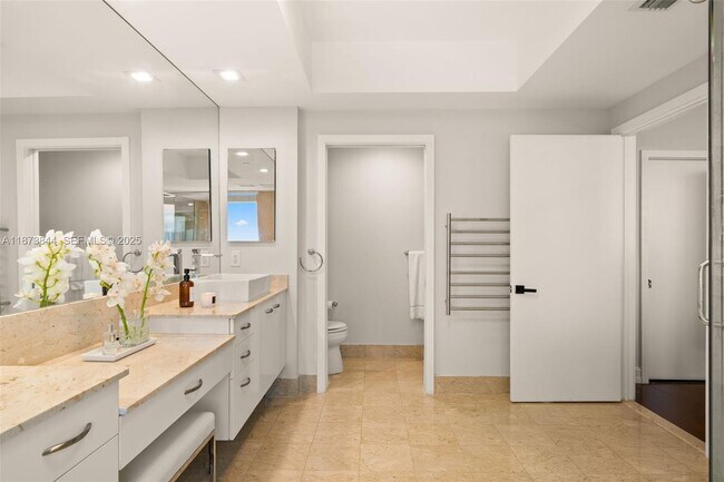 Building Photo - 21200 Point Pl