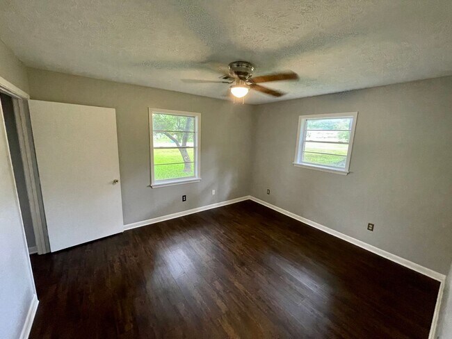 Building Photo - 3/2 Home for Rent in Madison!