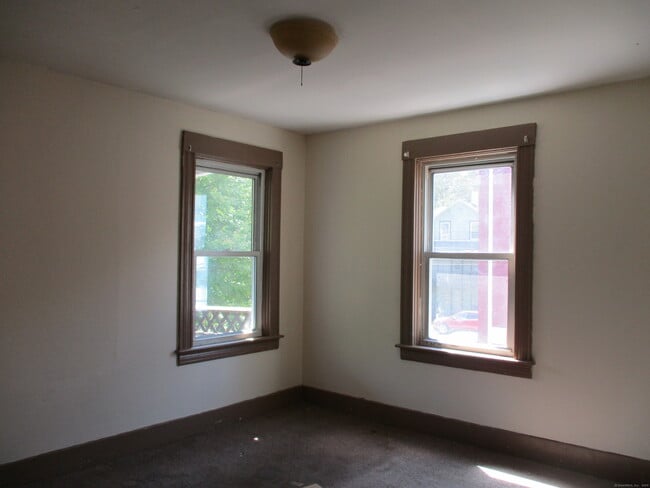 Building Photo - 116 Woodstock Ave