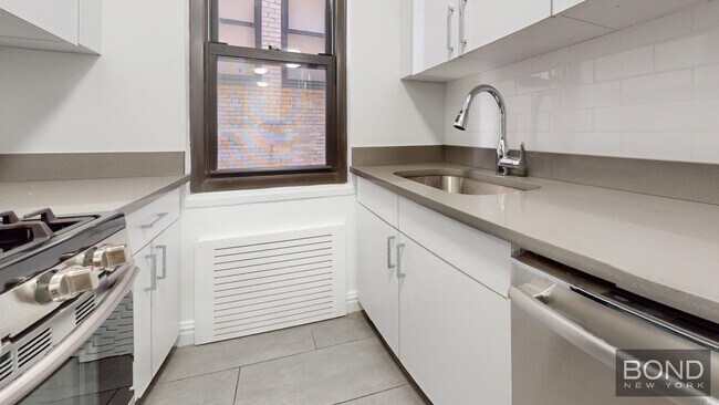 Building Photo - 405 E 56th St