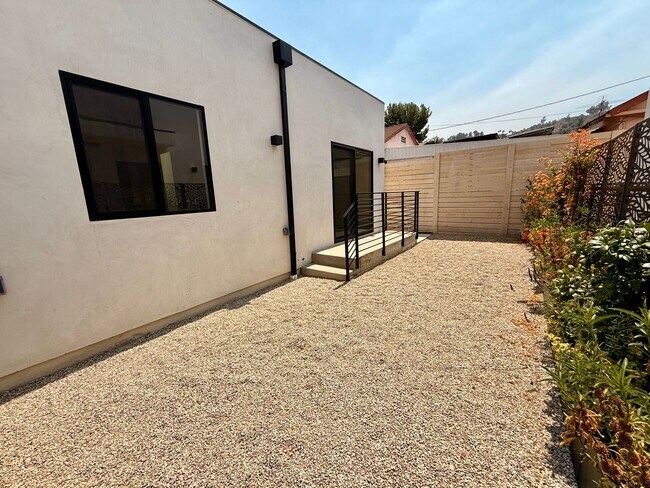 Building Photo - 2427 Shoredale Ave