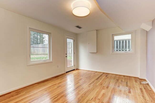 Building Photo - 9718 Holmhurst Rd