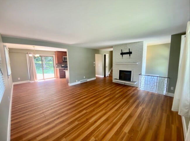 Building Photo - Stunning Bi-Level 3 Bedroom Home in Forest...