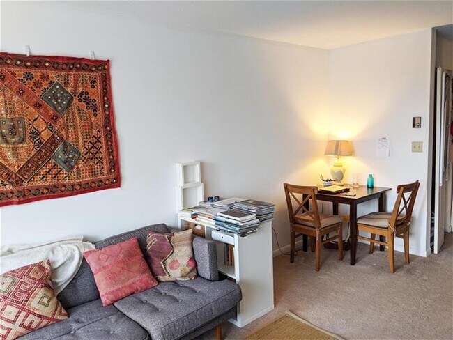 Building Photo - 42 Belmont St