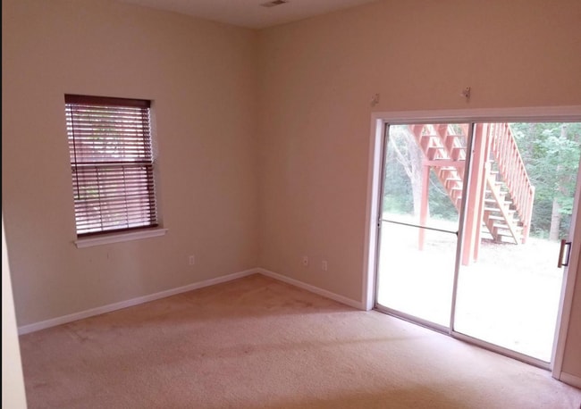 Building Photo - Briarwood Townhome close to NGIC and Hollymead Town Center!