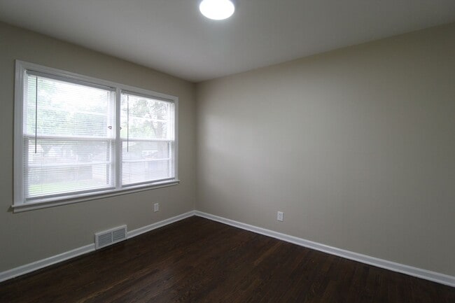 Building Photo - 3 Bedroom 1 Bath House In Mission Kansas