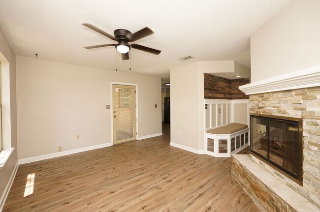 Building Photo - Great Fort Walton Beach Location