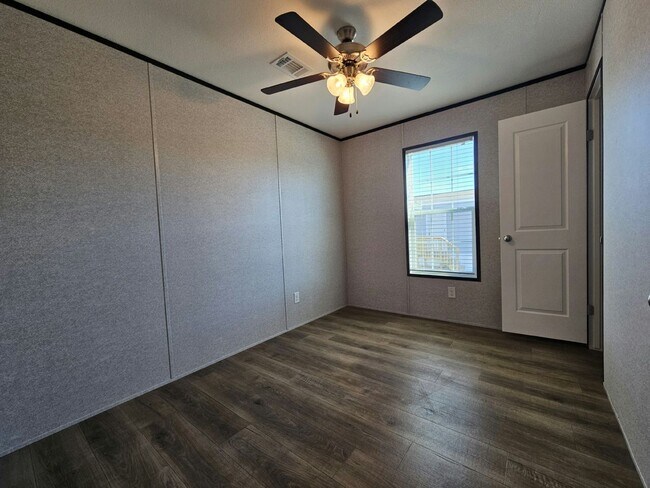 Building Photo - 519 Suwanee Dr