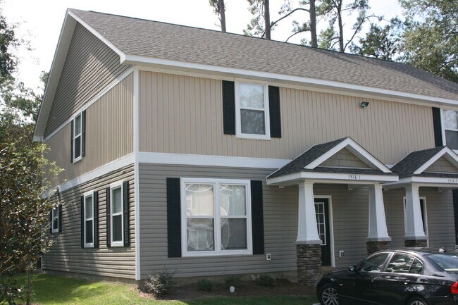 Building Photo - Hamptons on High – 4 Bedroom / 4 Bathroom Student Townhome Near FSU & TSC!