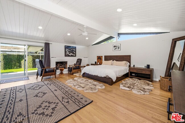 Building Photo - 22428 Victory Blvd