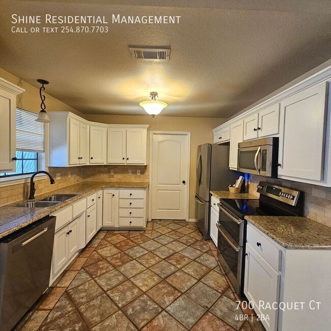 Building Photo - 700 Racquet Ct