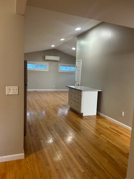 Building Photo - 19 Church Ln