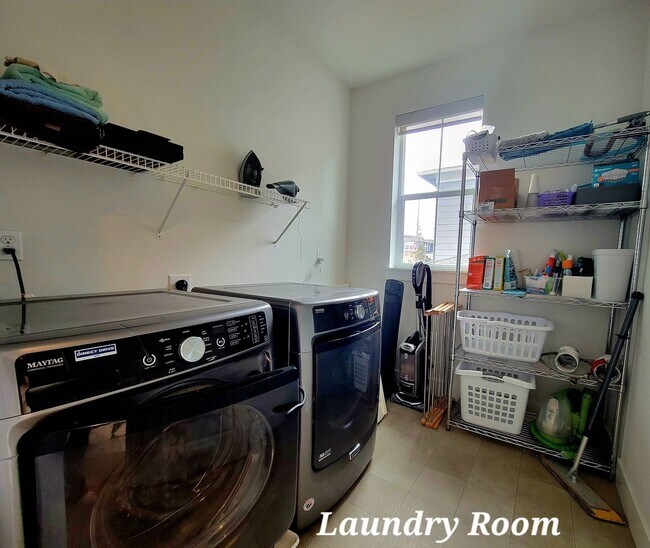 Building Photo - Spacious, Modern and Immaculate 4 bedroom, Convenient Location in Poulsbo