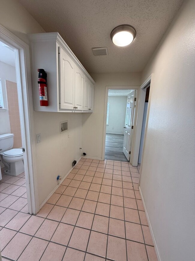 Building Photo - 4 Bed Brick Home! Zia School District! - Pets Welcome!!!