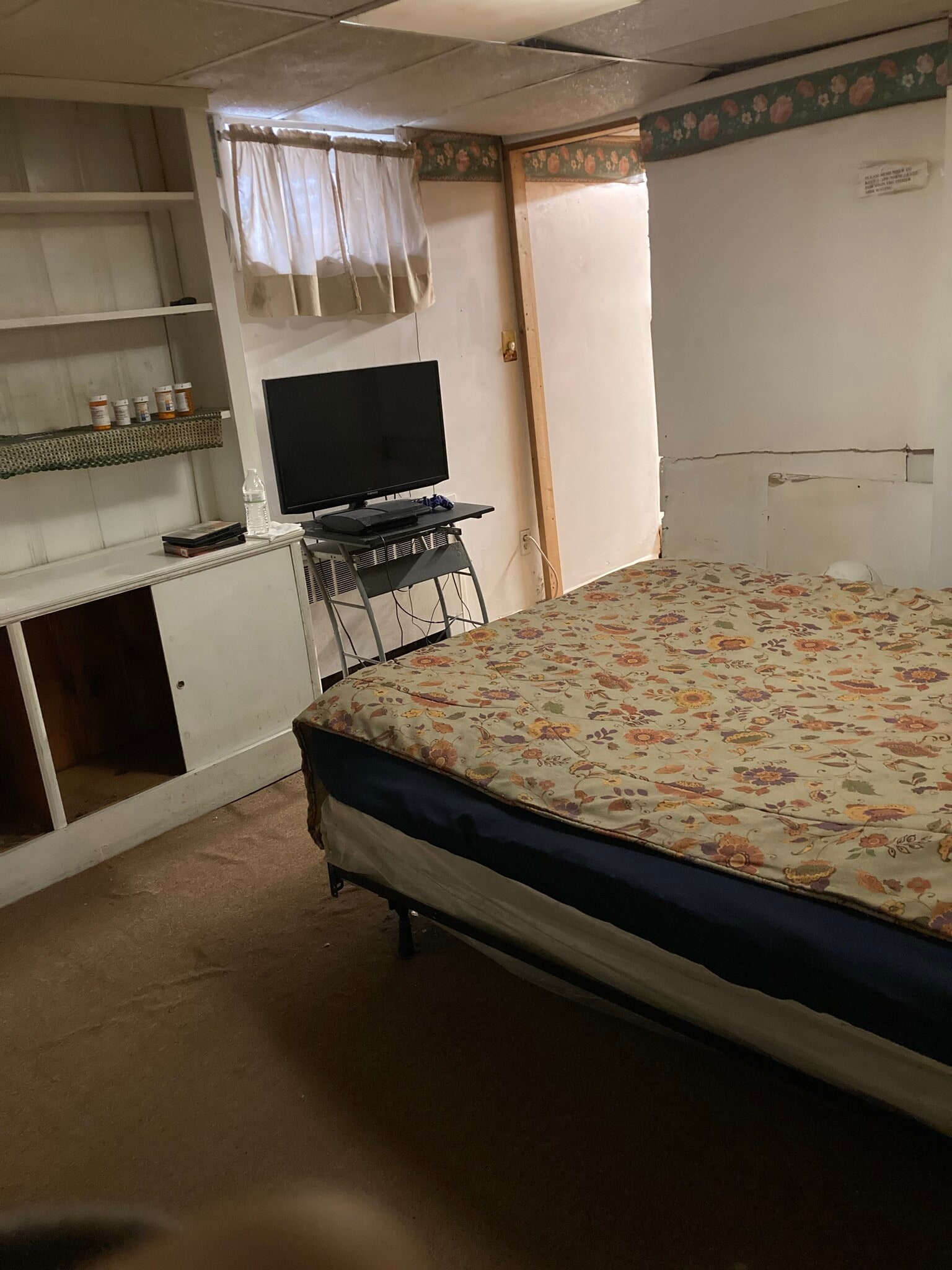 Fullbed ––radiator-exit to Kitchenet - 764 Lenore Ln