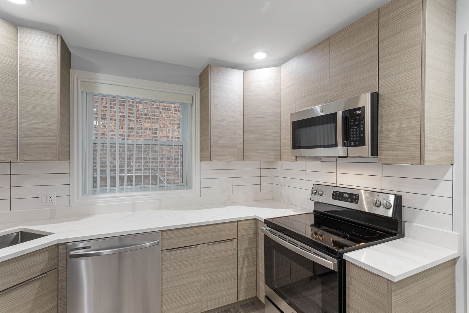 Building Photo - 7639 N Eastlake Ter