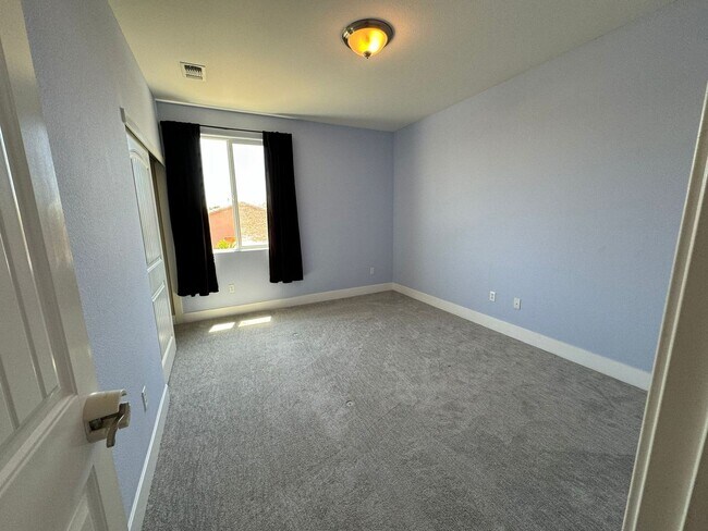 Building Photo - Stunning 4/3 in Roseville! 2 Car Garage!