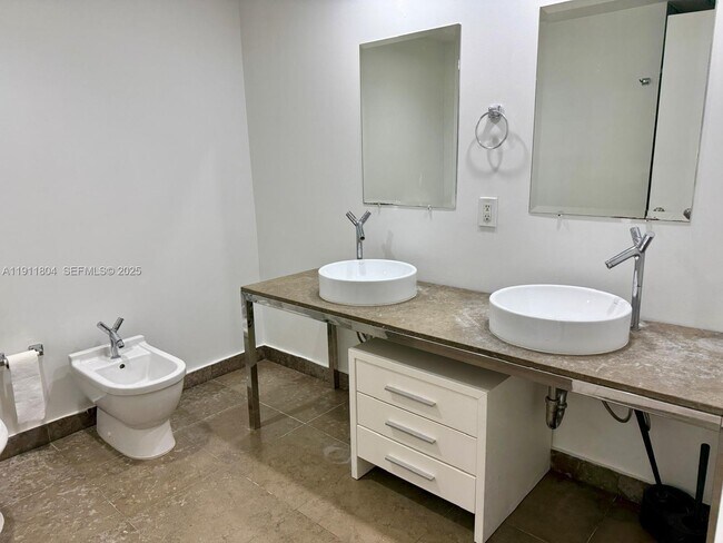 Building Photo - 495 Brickell Ave