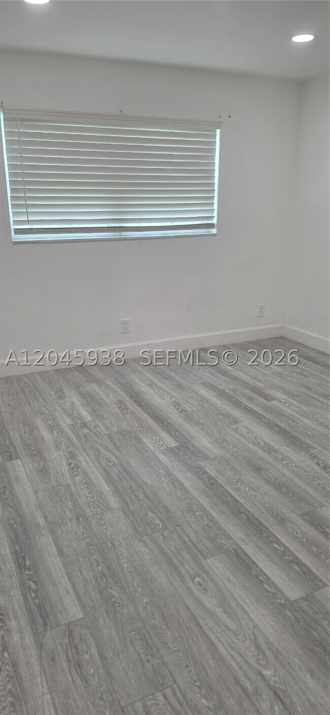 Building Photo - 20201 NE 29th Ct