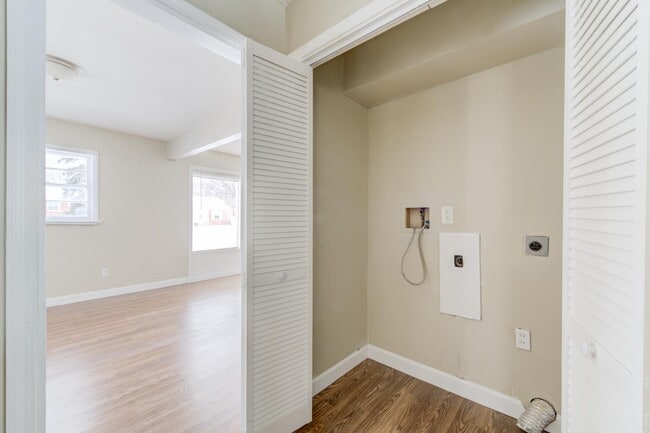 Building Photo - 110 De Smet Dr