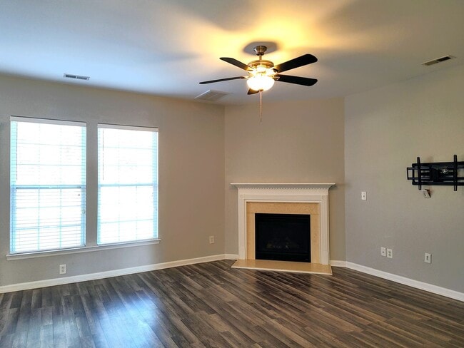 Building Photo - Pristine 4 bed, 2.5 bath Home Located in the Falcon Ridge Community!