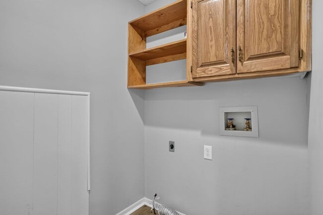 Building Photo - Renovated 3BR/2.5BA Townhome in Blue Valley Schools with Full Basement & 2-Car Garage