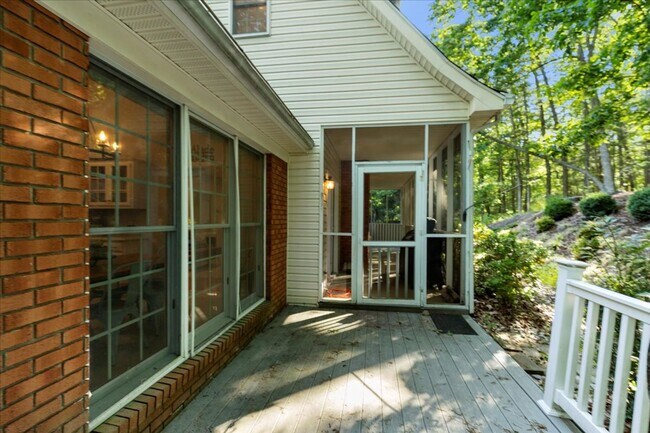 Building Photo - Five Bedroom Home