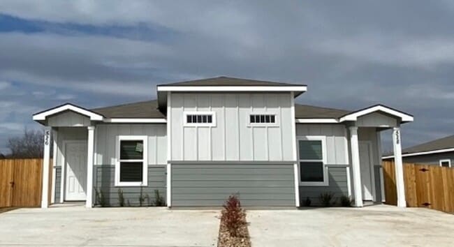 Building Photo - Beautiful Duplex in Seguin!