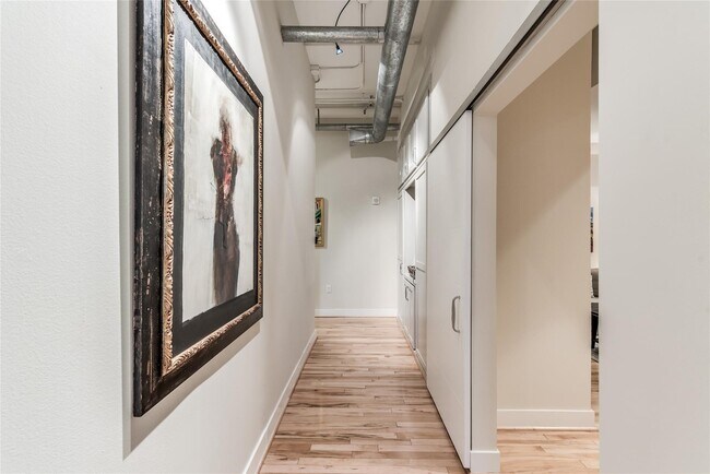 Building Photo - 705 Main St