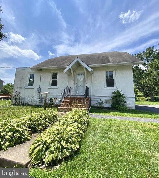 Primary Photo - 4 Princeton Ave