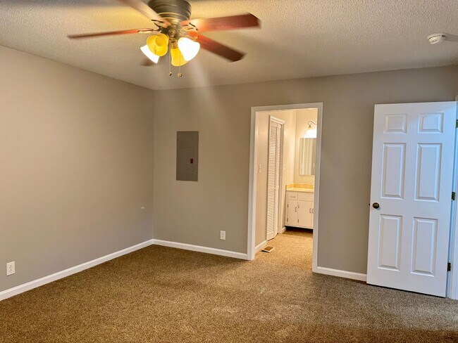 Building Photo - Exit 8! Rossview School. 4 Bed/2 Bath over...